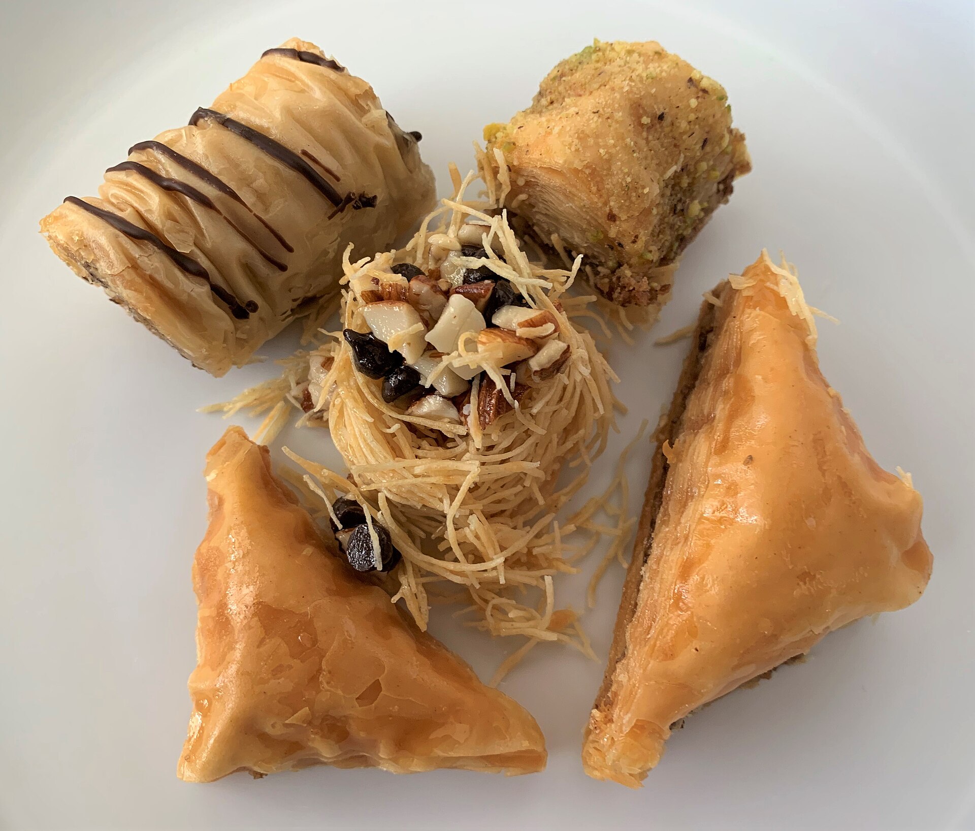 Baklava turc au sirop et aux pistaches sur une assiette