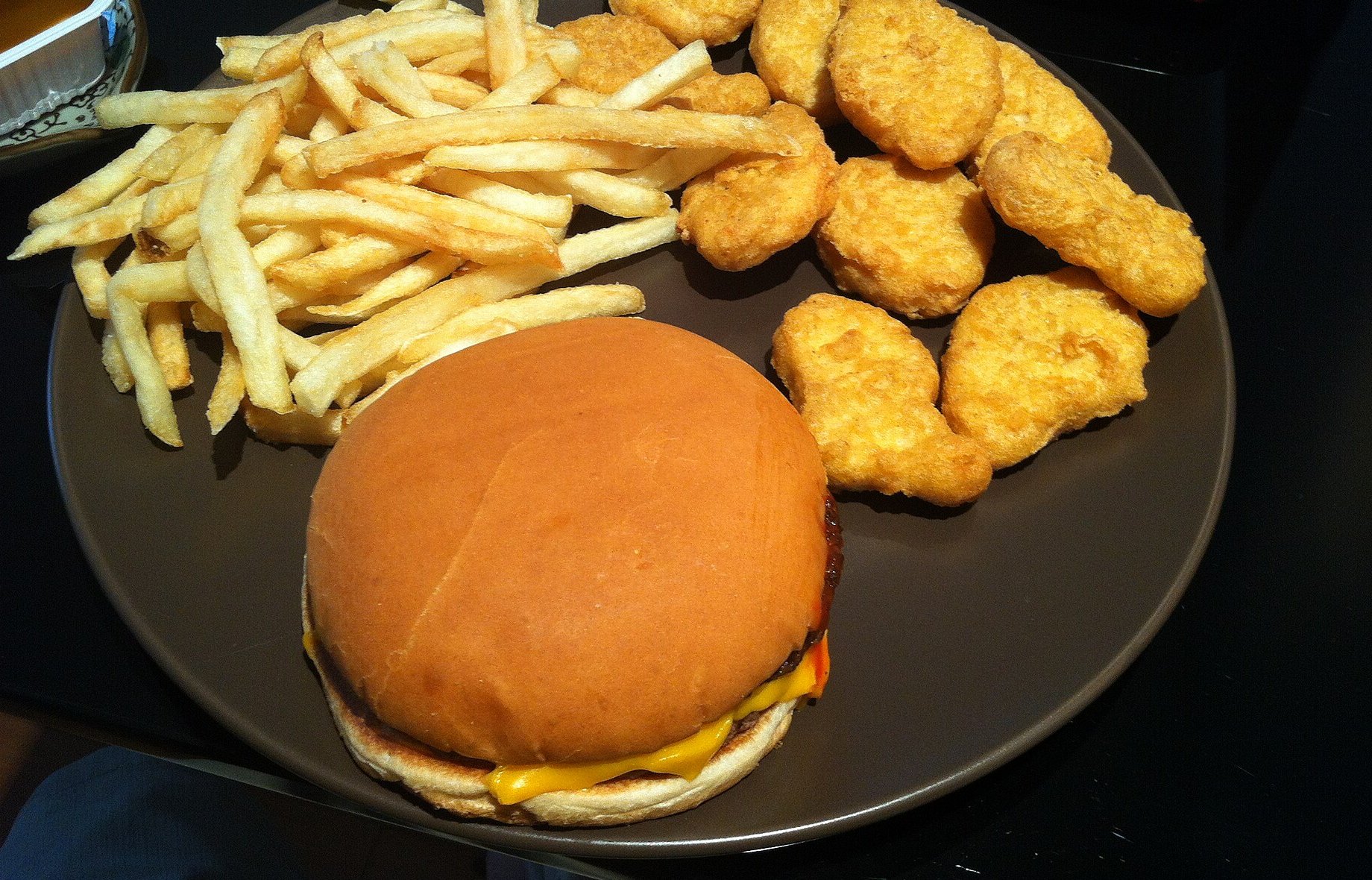 Cheeseburger avec nuggets de poulet dorés et frites