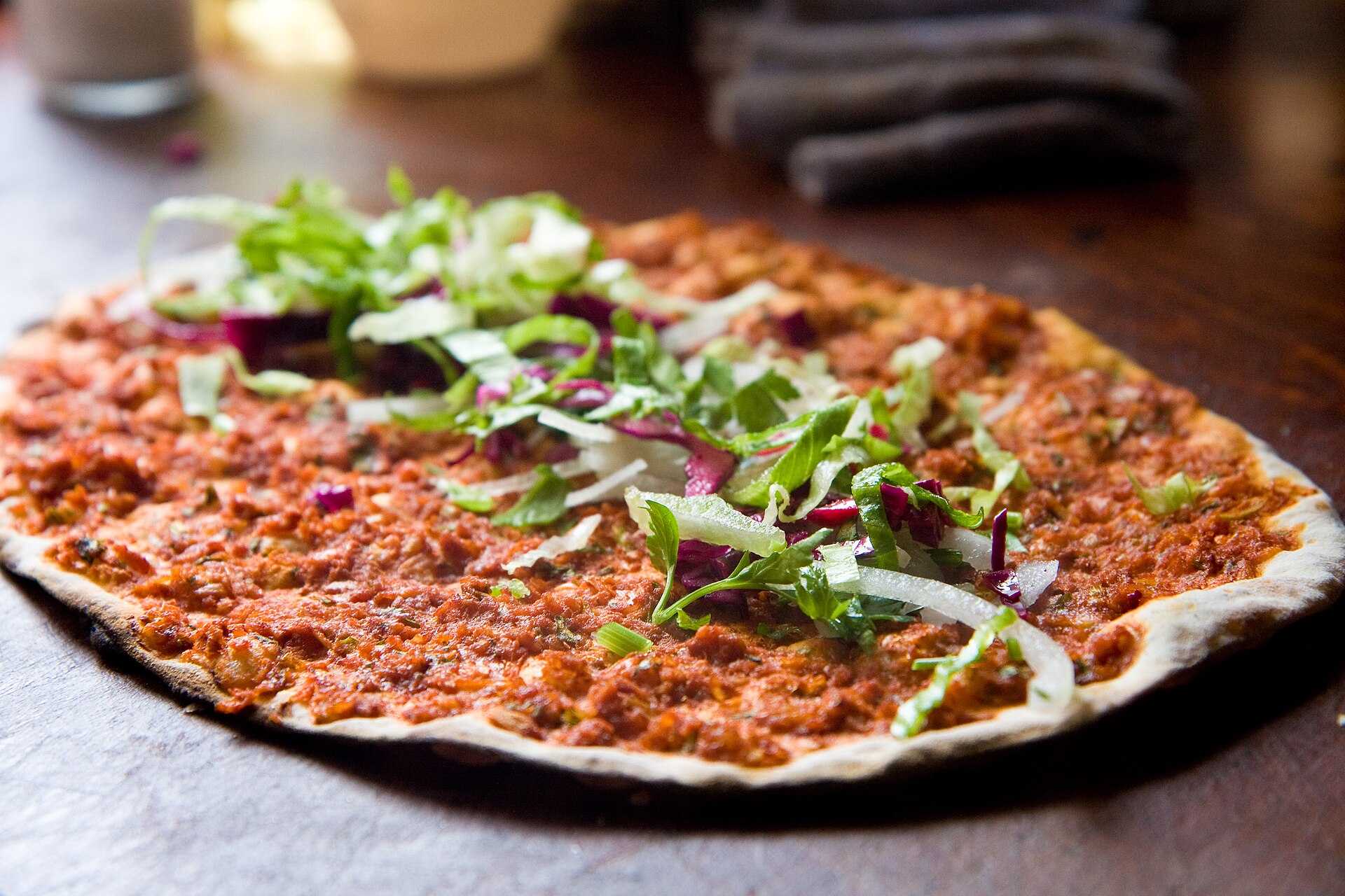 Lahmacun, pizza turque fine garnie de viande hachée et de persil